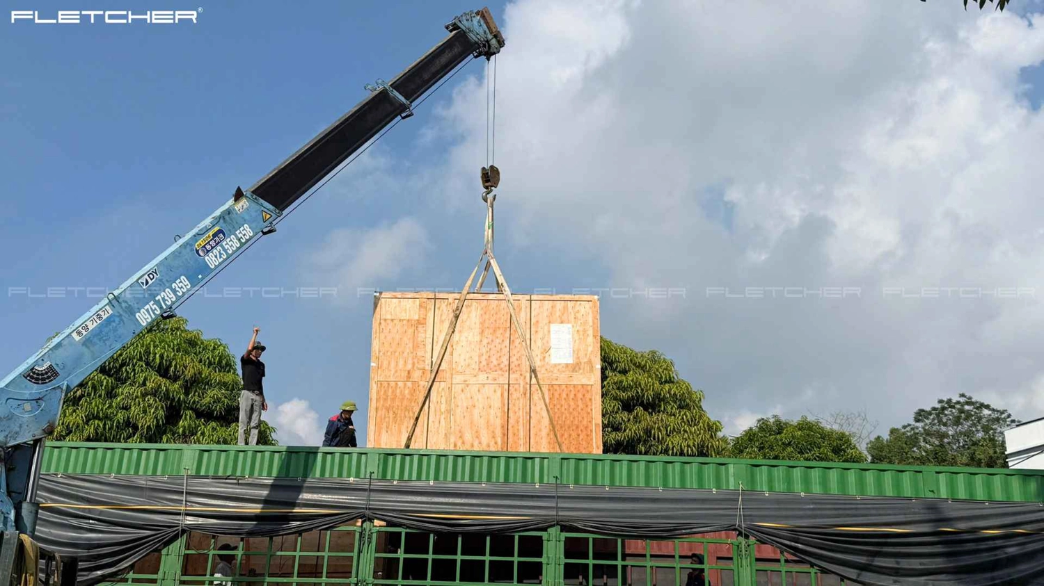 Thi công hệ cửa nhôm Fletcher tại công trình lâu đài.